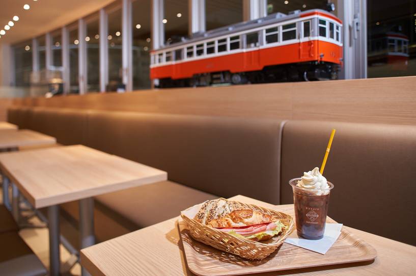 箱根カフェで
乗車のお供を購入 / 2