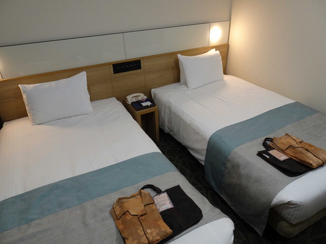 スタンダードツインのお部屋、ちょっとせまい