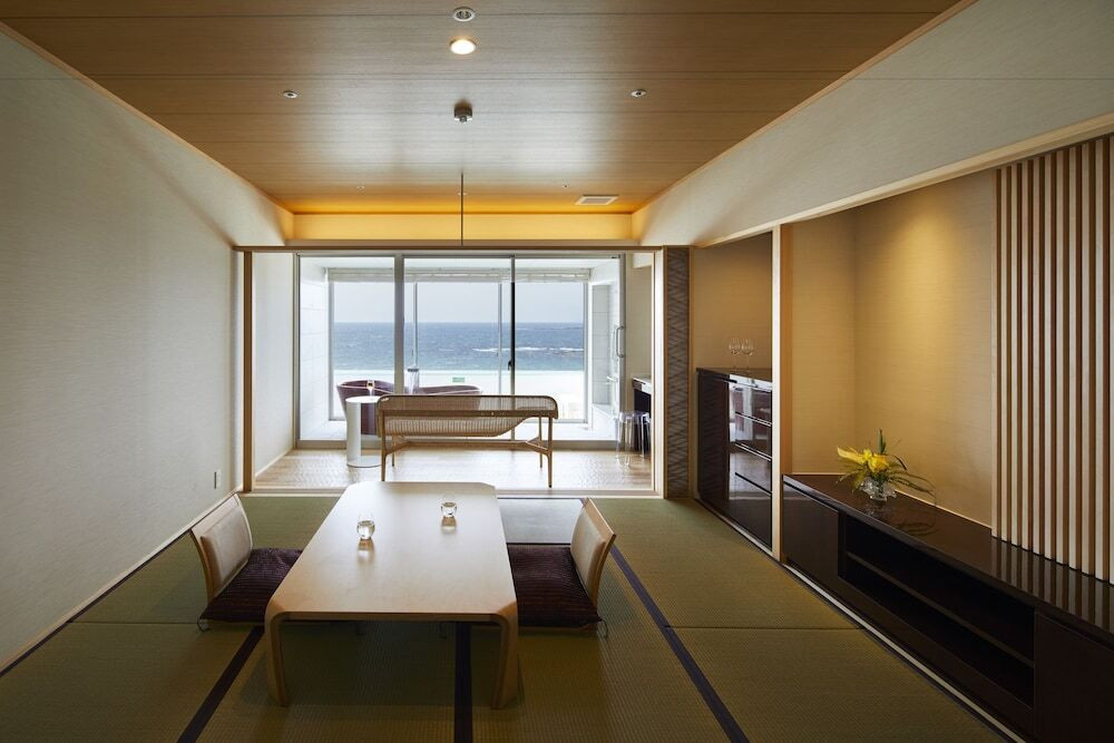 客室内のダイニングエリア