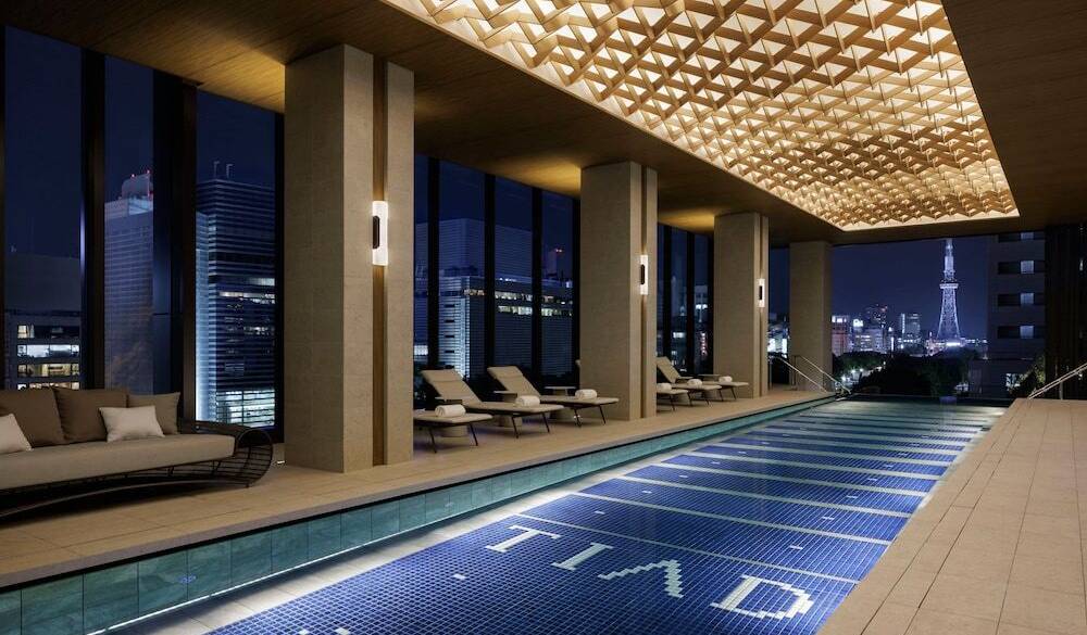 名古屋の大通り前で
贅沢に過ごした2日間 / 1