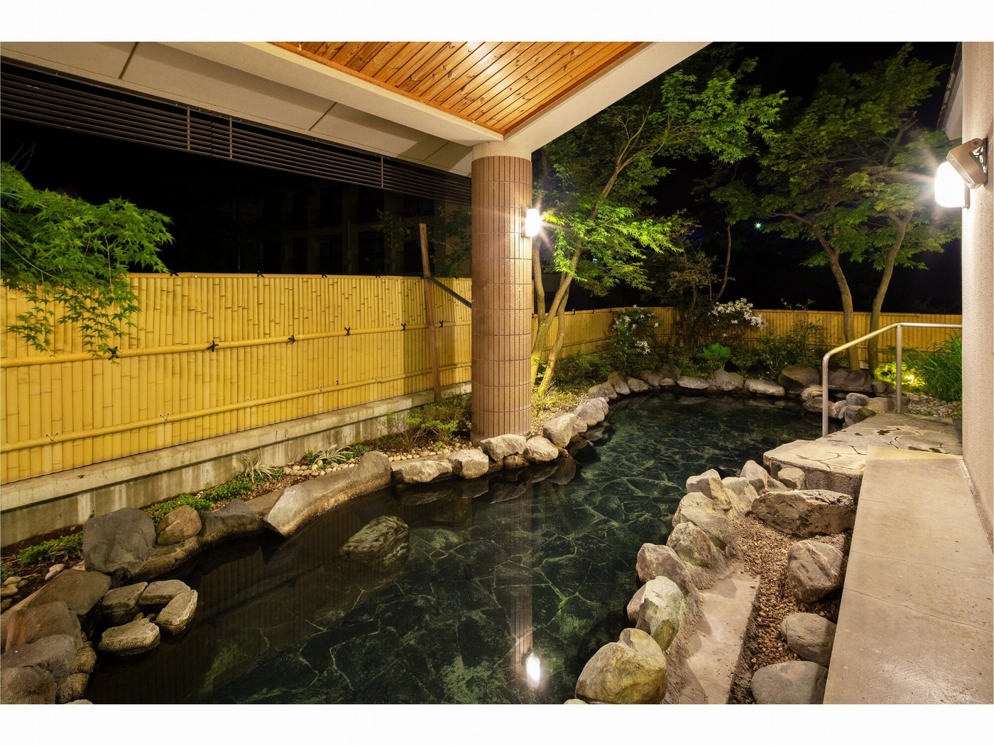 様々なタイプの源泉かけ流し温泉で、湯めぐりを楽しもう3997159