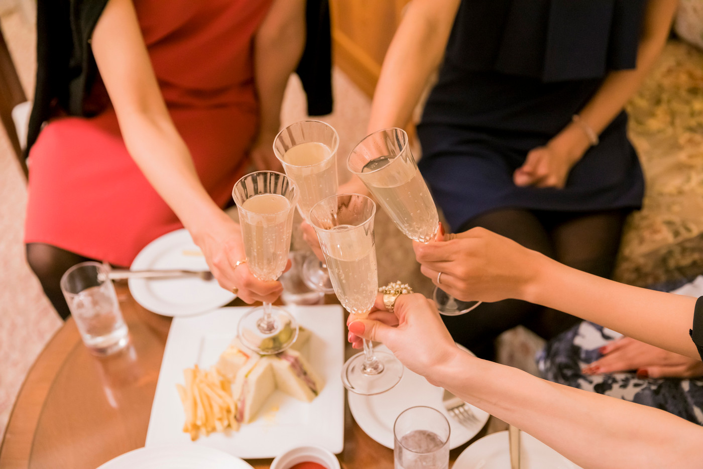 ホテル女子会　パーティー　乾杯