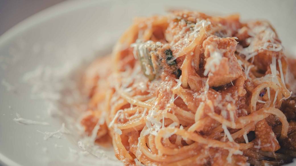 メインダイニングで
多国籍料理を堪能 / 2