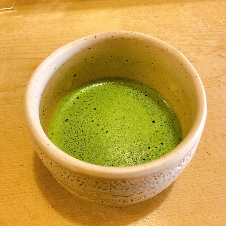 女将さんが、目の前で抹茶をたててくださいました。