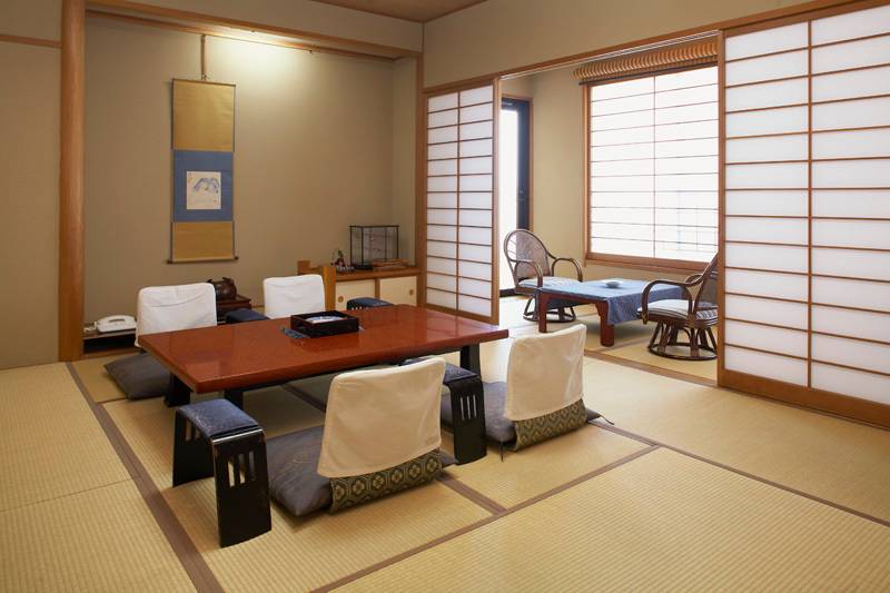 諏訪湖一望の客室で
のんびり寛ぐ / 3