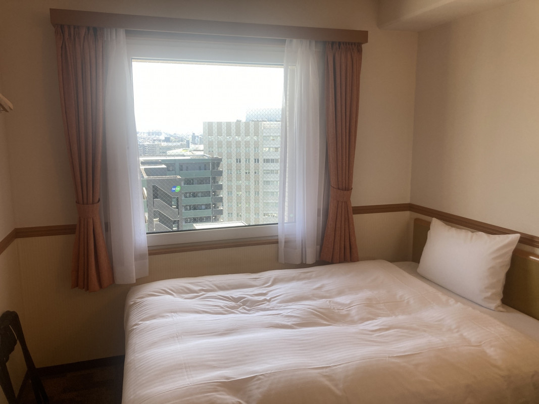 部屋はいつもの東横インだが、高層階ラッキー