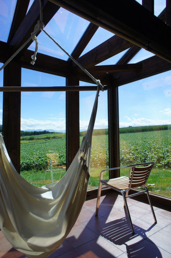 おとぎ話の世界に迷い込んだかのような丘の中の小さな村4287643