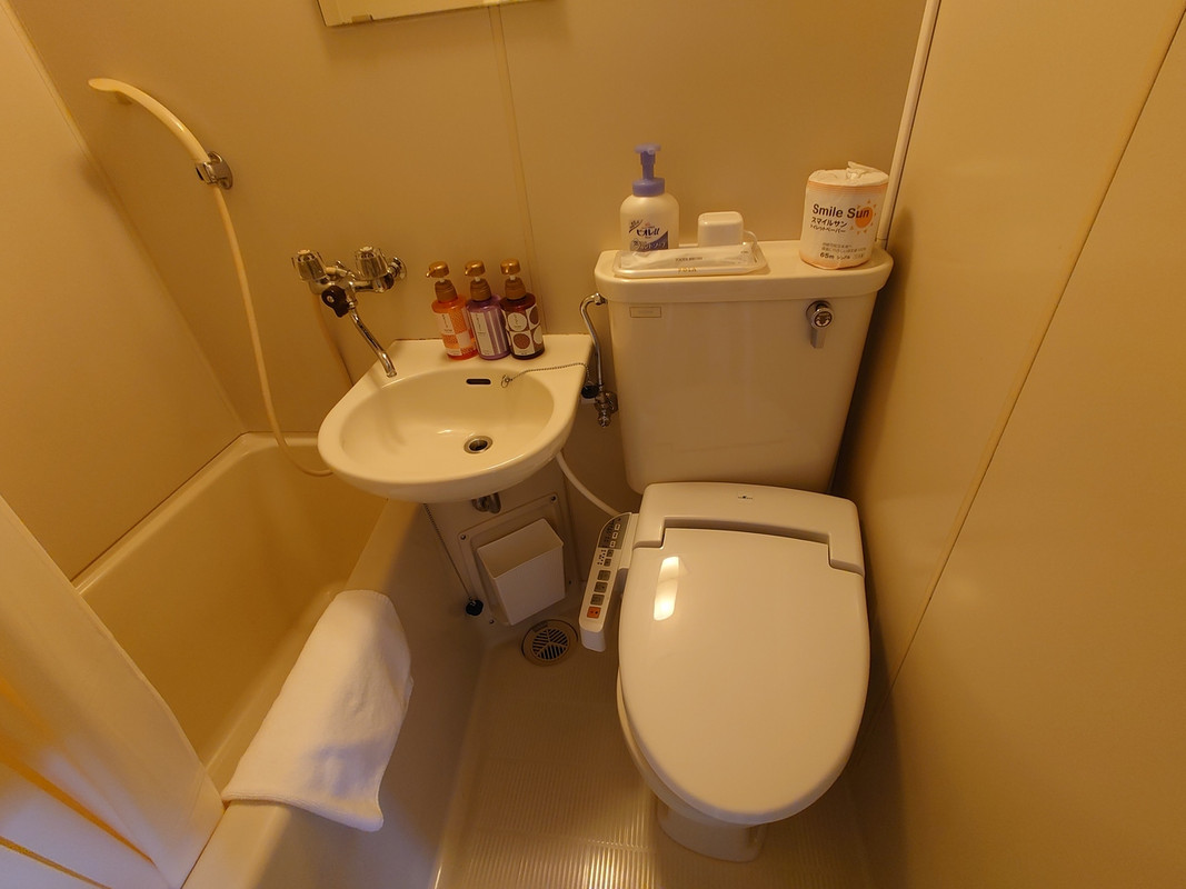 部屋トイレはビジホの狭いユニットバスそのもの…