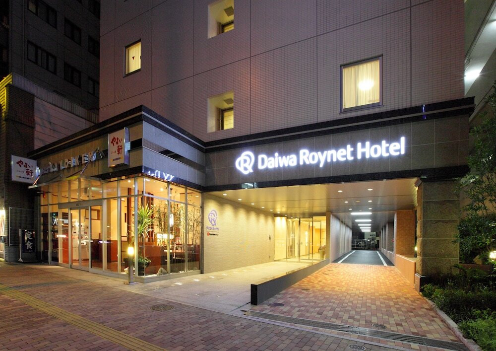 施設の正面 (日没後)