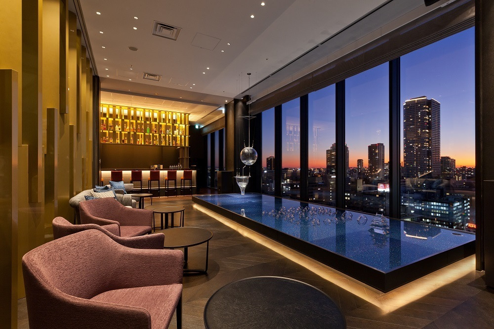 「BAR＆LOUNGE MIDO」 内観 122387704 水都大阪をイメージした水盤がお出迎え