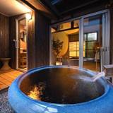 客室露天風呂で
癒しのお茶風呂体験 / 2