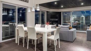 客室内のダイニングエリア / 32