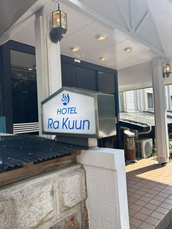 そこまで大きくないホテルです。 / 1