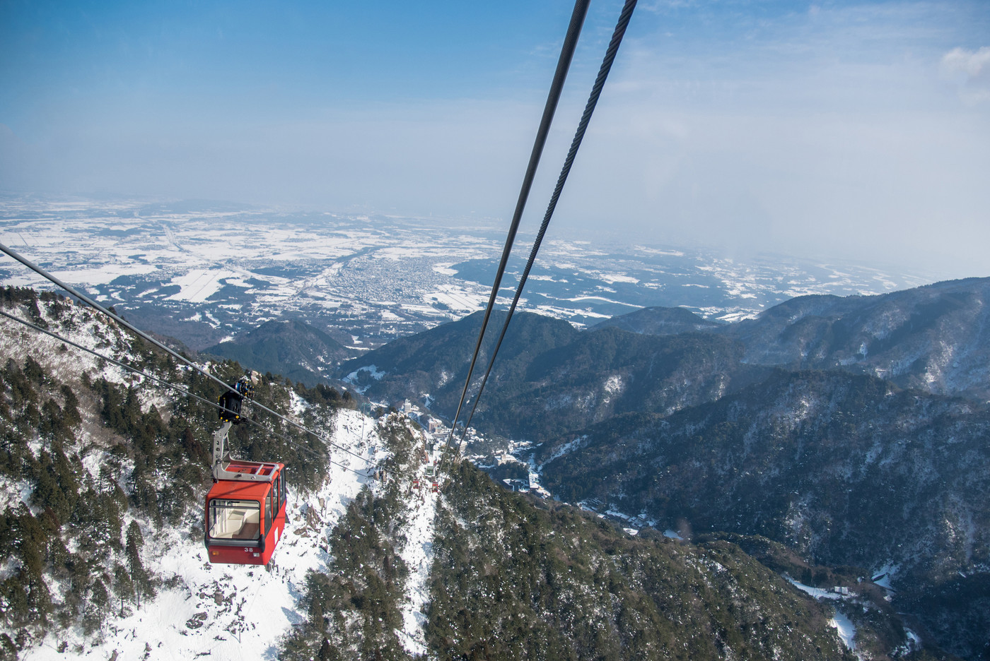 三重県　冬の御在所ロープウェイ　下界が白い　眼下に湯の山温泉街