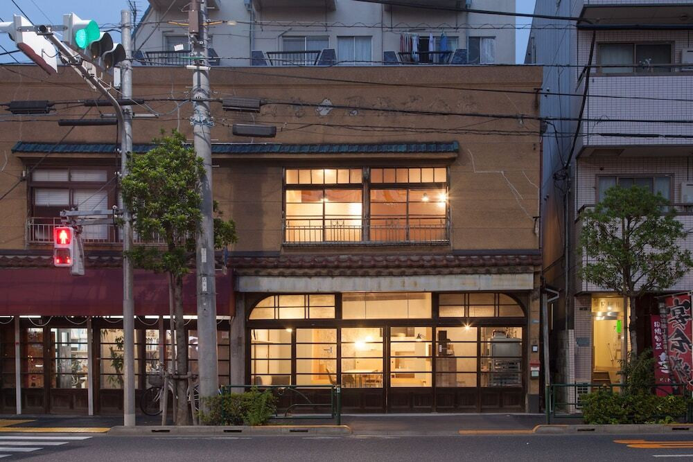 施設の正面 (日没後)