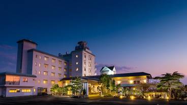 施設の正面 (日没後) / 1