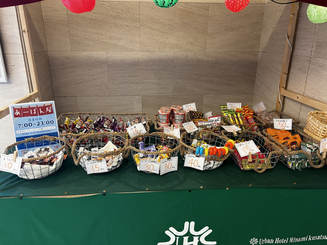 お菓子も売ってます