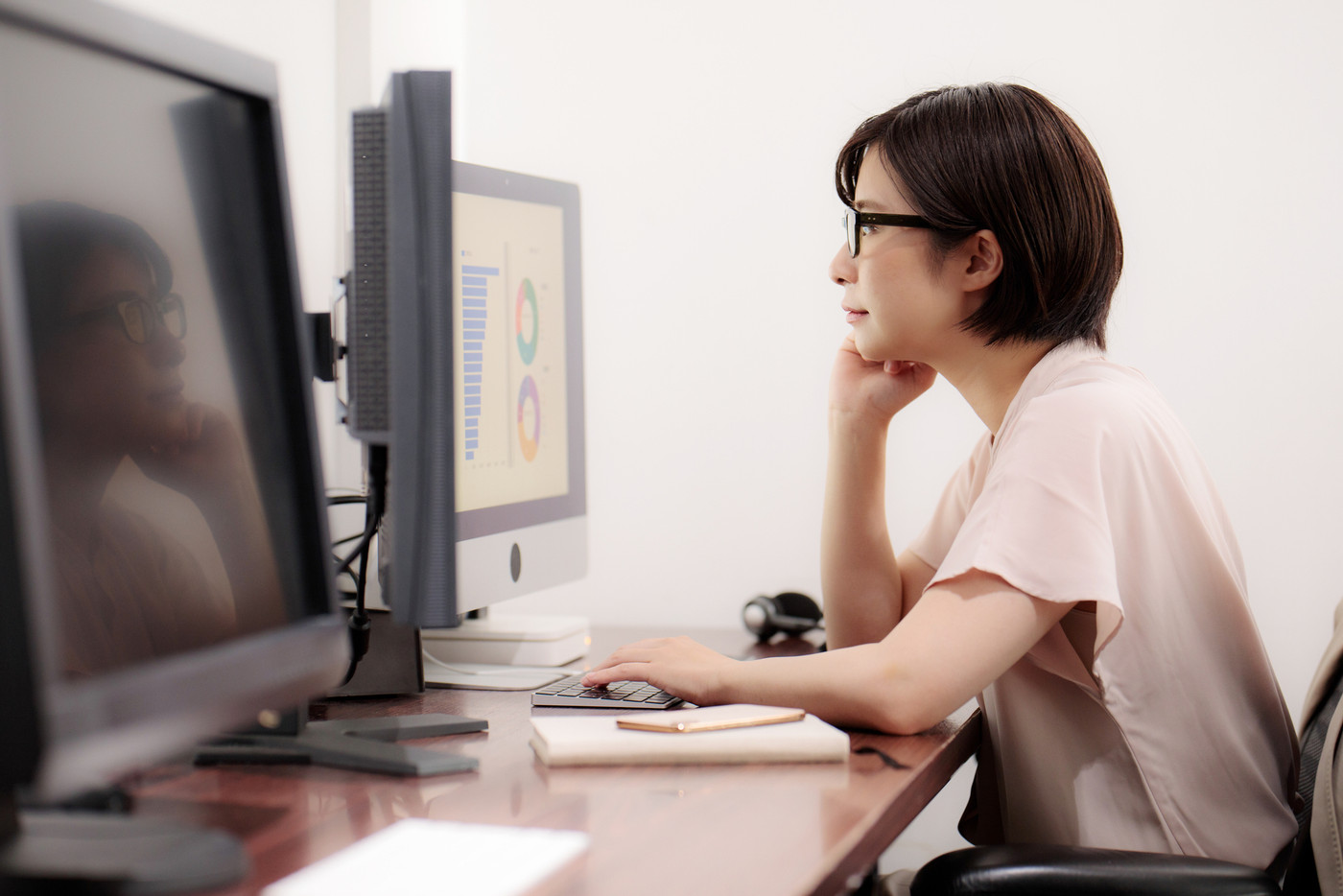 眼精疲労　ブルーライト　ミドル女性　ビジネス