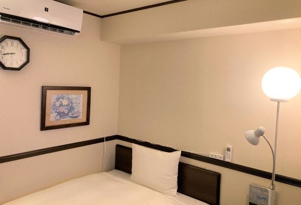 綺麗な部屋なのに、壁にはわせたコンセントケーブルが残念