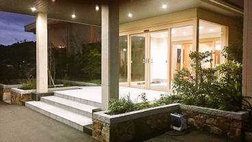 施設の正面 (日没後) / 1