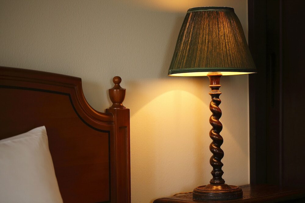 ベッドサイドのランプ