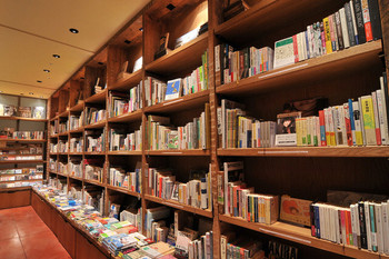 「ブルックリンパーラー」内観 1090592 店内の約２，５００冊の書籍が自由に読めます。