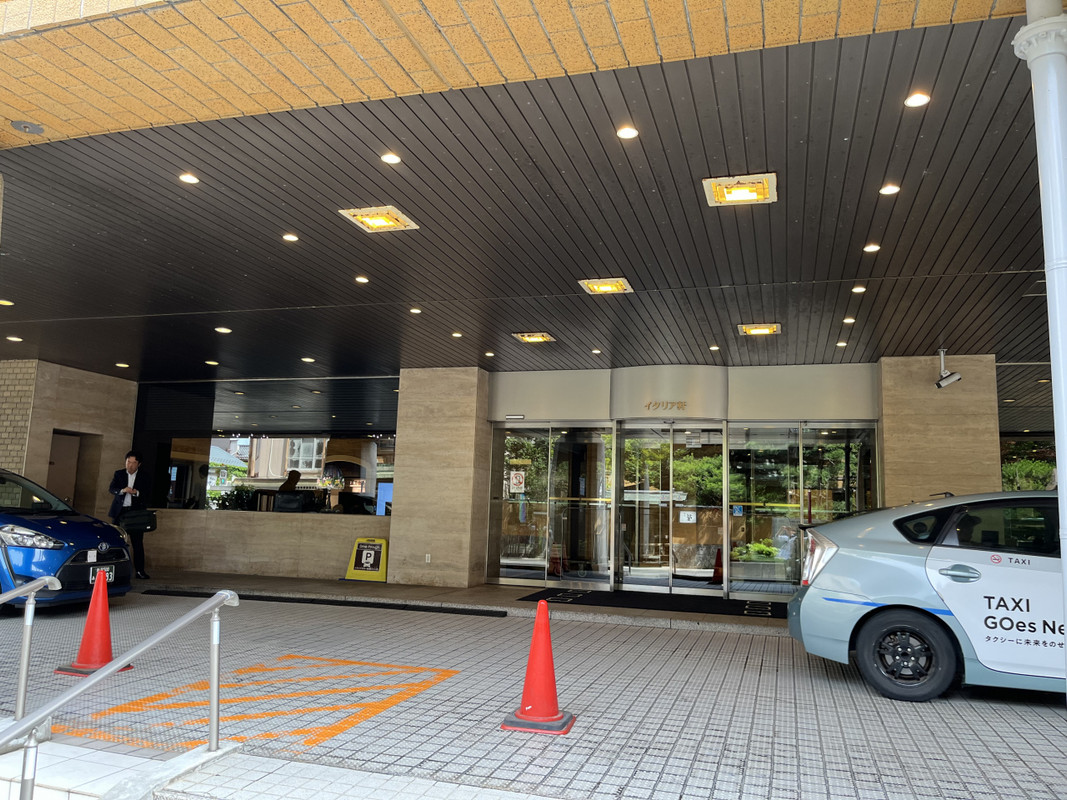繁華街の一等地に位置する