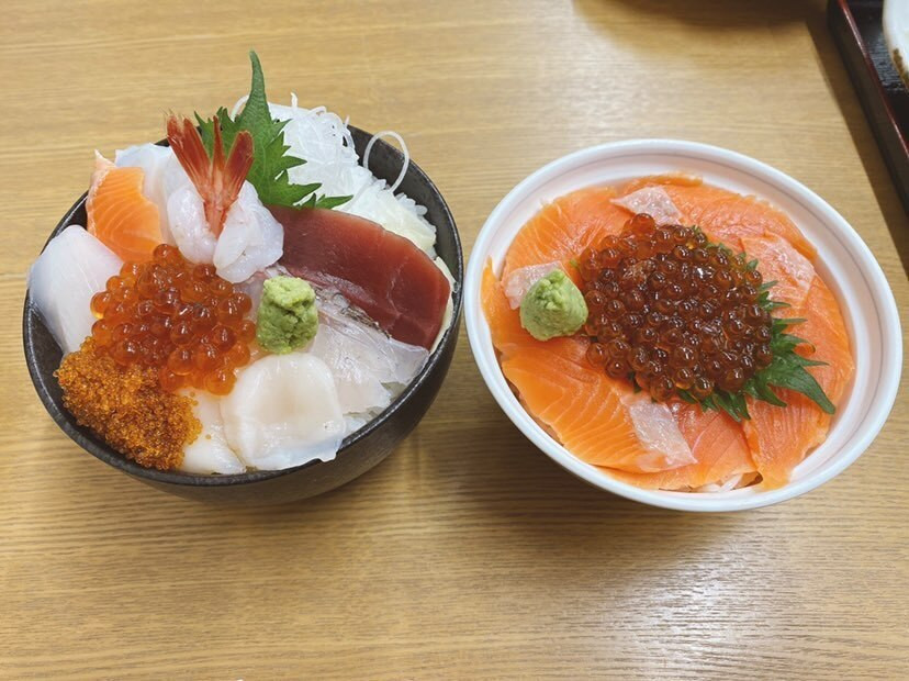チェックイン前に立ち寄った「札幌市中央卸売市場 場外市場」の新鮮な海鮮丼。自家製ザンギもおすすめです！
