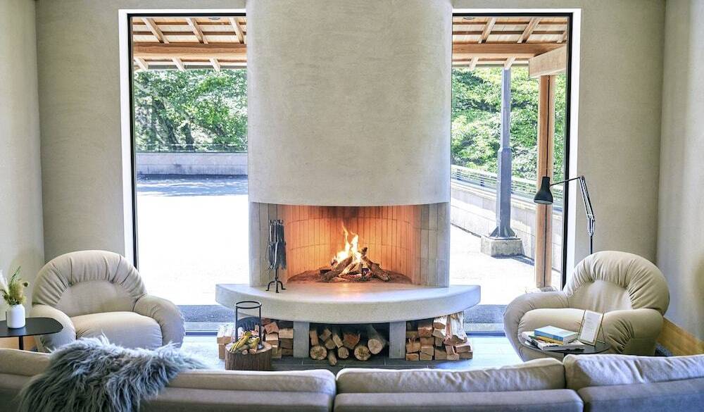 スモア体験もできるロビーの暖炉 / 1