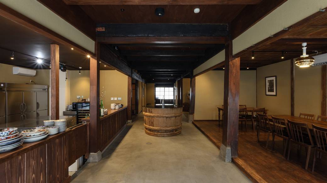 昔の酒樽が置かれたダイニング / 5