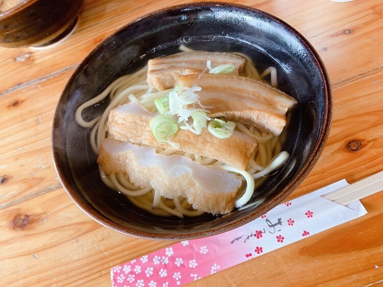 「キッチンみほりん」の宮古そば。太麺と大きめのラフテーとかまぼこが食べ応え◎ / 3