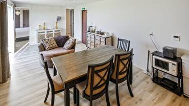 客室内のダイニングエリア / 32