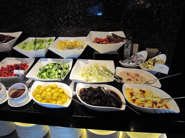 動き出す街を見下ろし
ビュッフェ形式の朝食を / 4