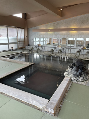 畳敷きの大浴場や、お部屋の半露天風呂を満喫しよう3997155