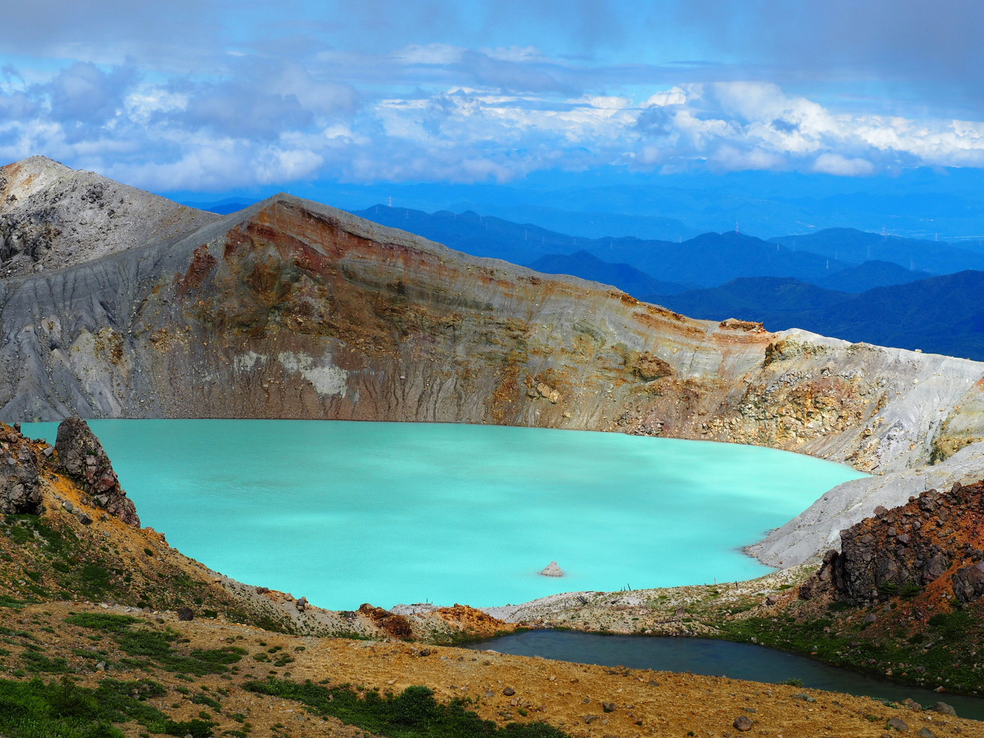 白根山の火山湖