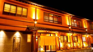 旅館の外観(夜) / 1