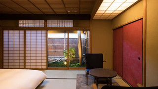 本館101:プライベートガーデン付デラックス クイーンベッド