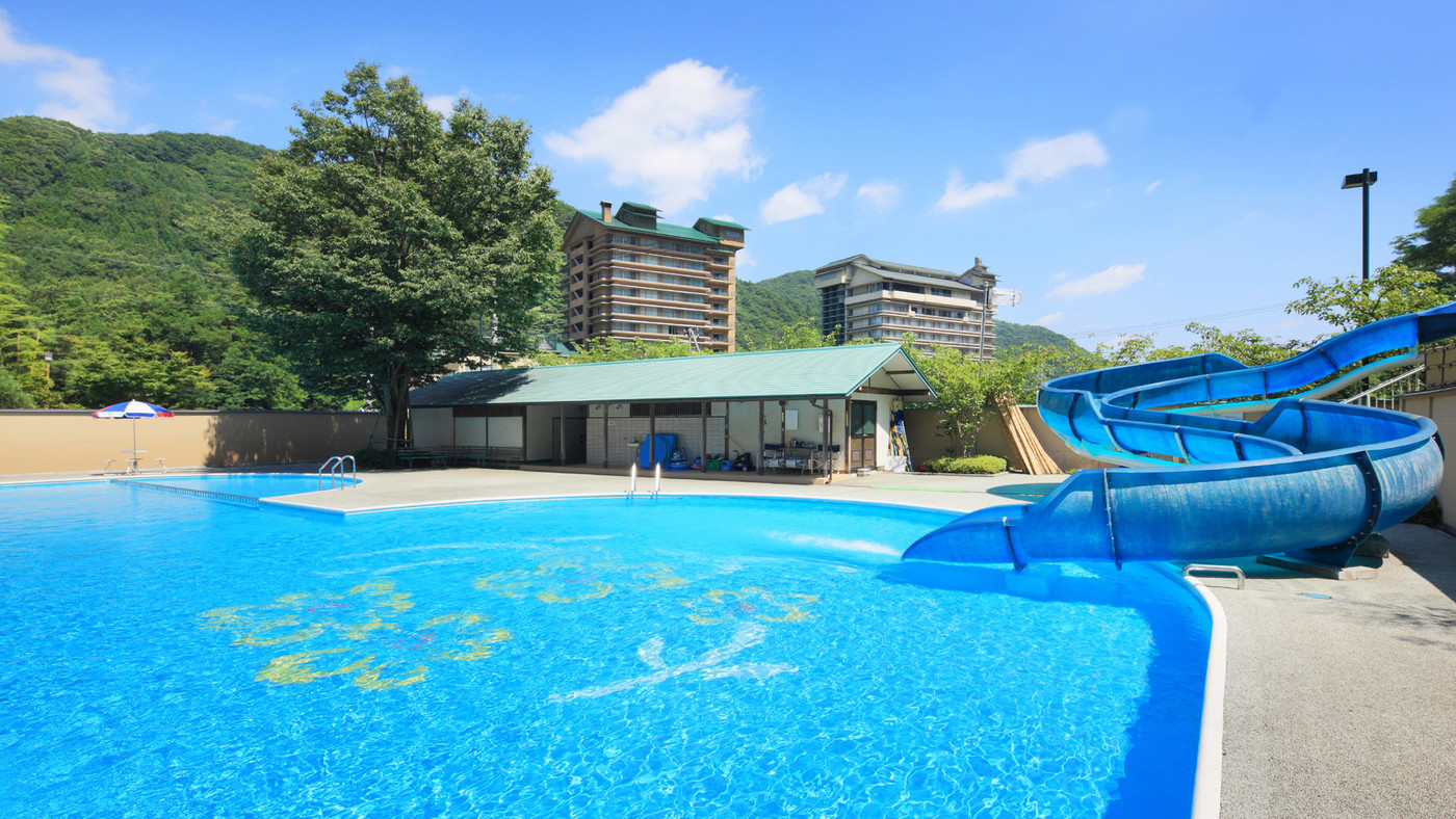 屋外プールや約30種類のお風呂、郷土料理が味わえるビュッフェなど、大満足のステイが叶う3414749