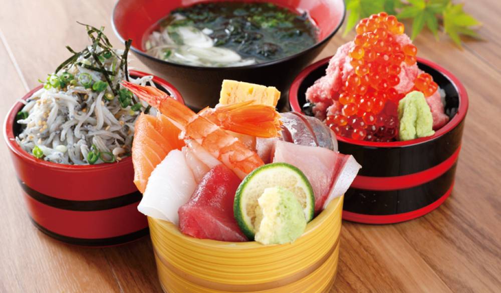 賑やかな熱海の街で
海鮮&スイーツを満喫 / 2