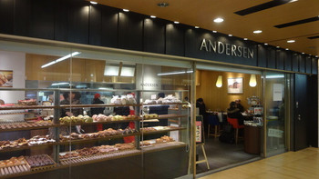 「アンデルセン エキュート東京店」外観 1083135 イートインスペースがあります。