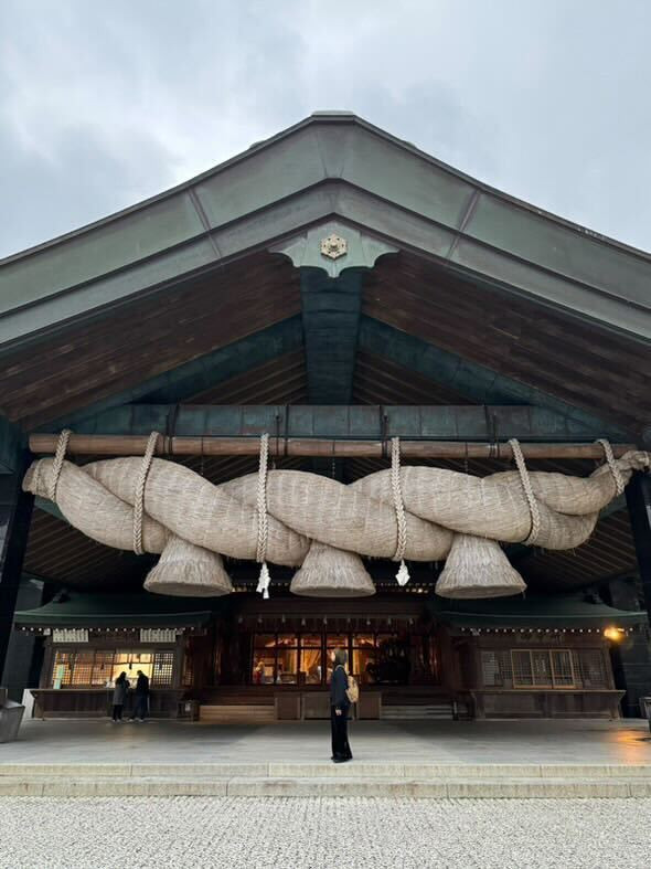 出雲大社の御本殿に御参りするのはもちろんですが、境内に神様専用の井戸があるのでそちらにも手を合わせるといいそうです！ / 1