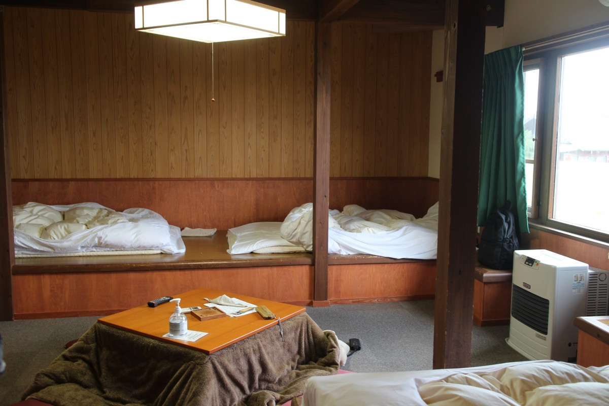 小上がりの所に布団を敷いてのベッド。中央にコタツ。