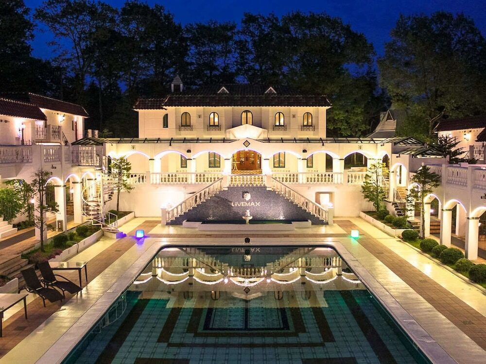 施設の正面 (日没後)