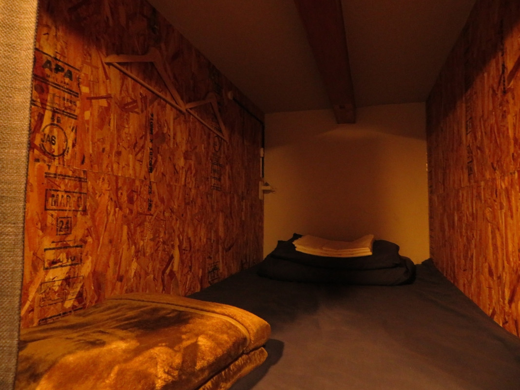 ベッドスペース。仕切りもあるので個室状態になる。