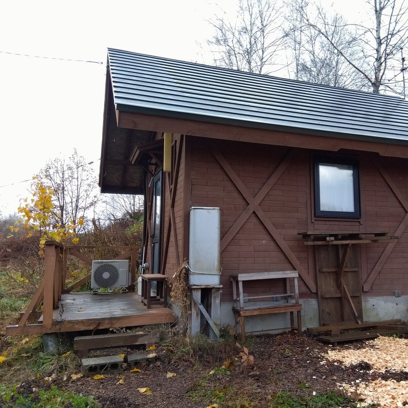 実際に宿泊したロッジです。駐車スペースは手前。