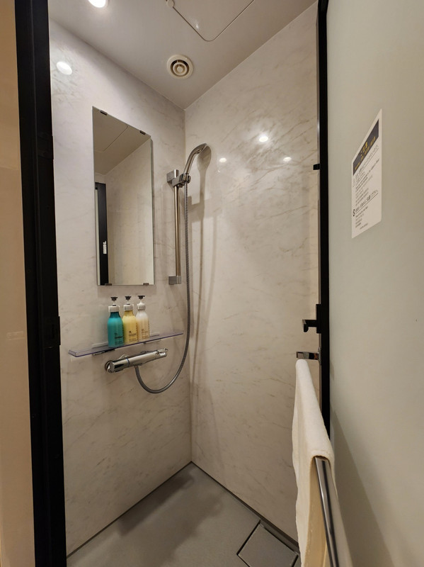 客室シャワーはシンプル