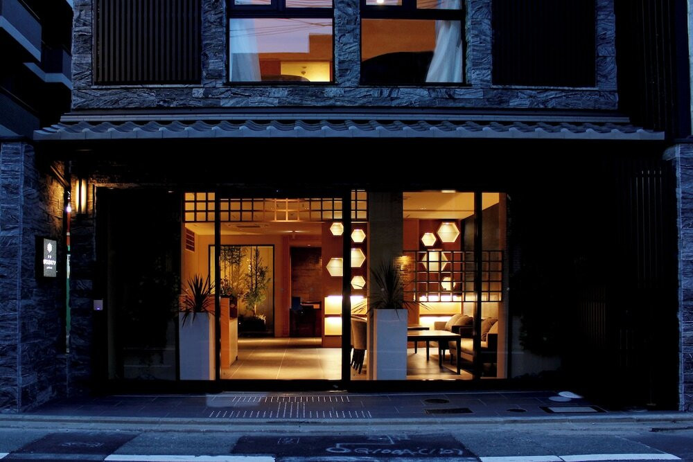 施設の正面 (日没後)