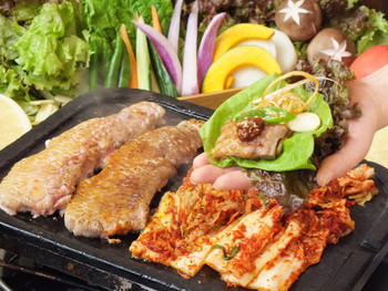 「ハヌリ 新宿」料理 1082892 サムギョプサルは肉質だけでは美味しくなりません。本格仕込みの焼キムチ、ネギ和え、サムジャン◎たくさんの旬の野菜たち