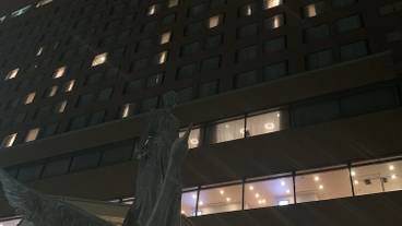 施設の正面 (日没後) / 1