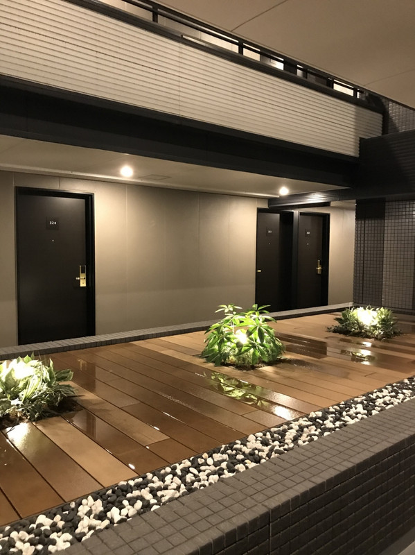 廊下は天井のない吹き抜け